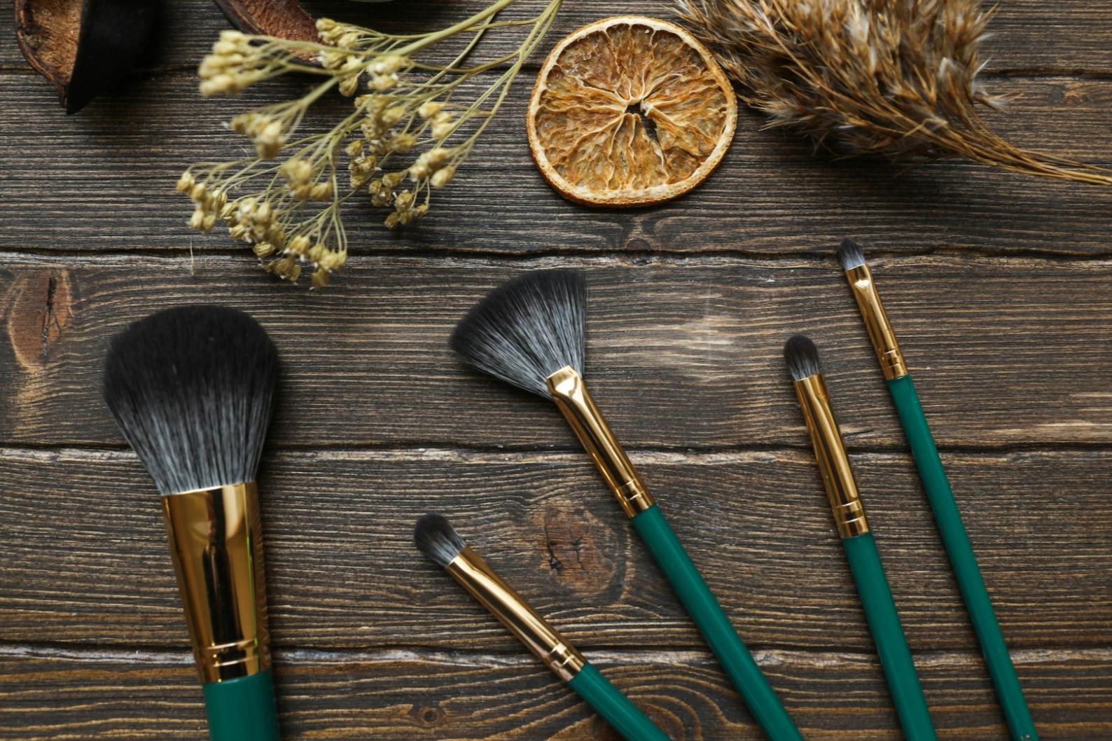 Estudiante practicando técnicas de efectos especiales en laboratorio